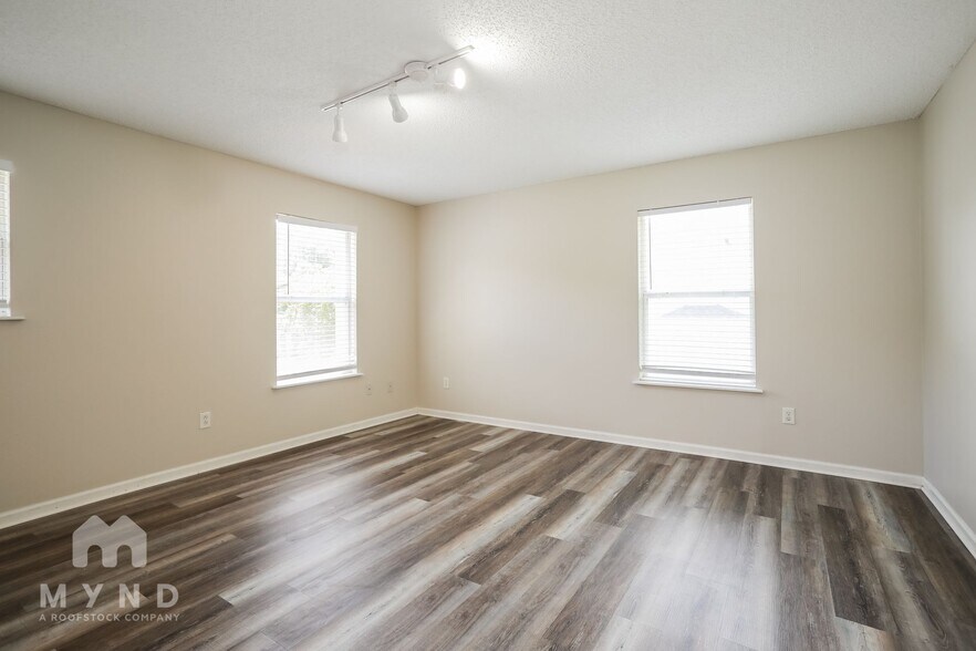 Building Photo - 7032 Beekman Lake Dr