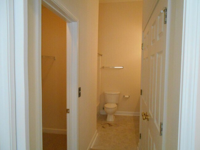 Building Photo - 3 bedroom, 2 bath condo in Carolina Willows