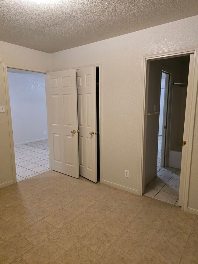 Building Photo - 1602 Van Zanten Dr