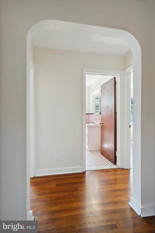 Building Photo - 10 Lloyd Ave