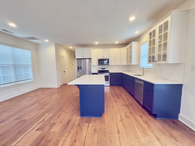 Building Photo - Beautiful 3 bed 3 bath WALKABLE to restaur...