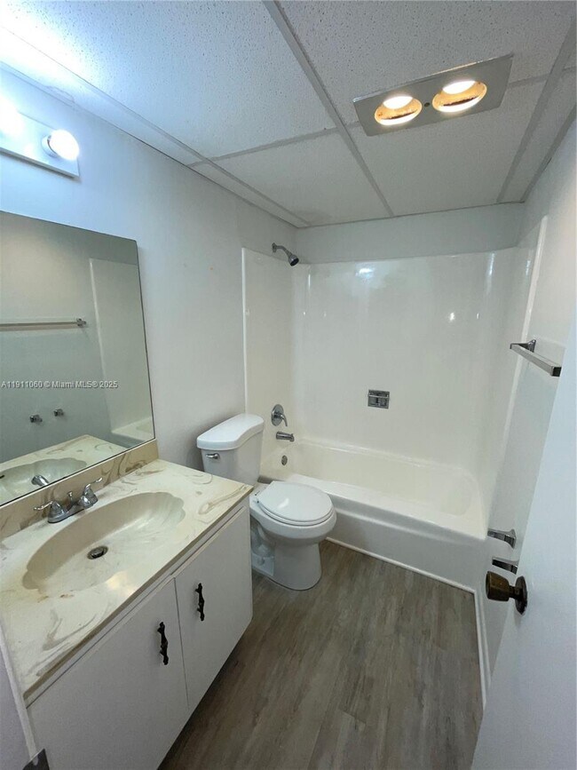 Building Photo - 227 Castlewood Dr