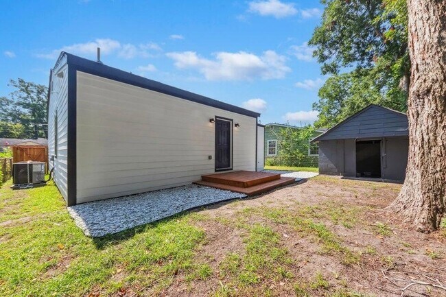 Building Photo - 2136 Commander Rd