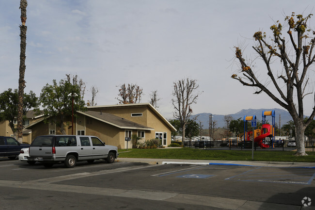 Building Photo - Hemet Estates