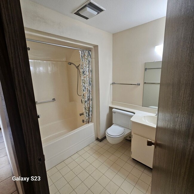 Building Photo - Spacious 2 bedroom 2 bath Condo