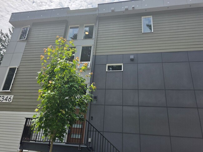 Building Photo - Beautiful New Townhouse 4BD Bothell