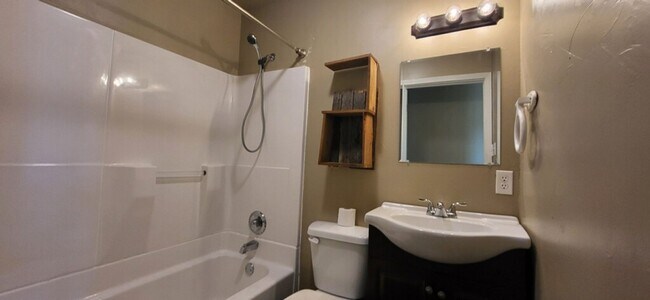Building Photo - 4 Bedroom 2 Bath for Rent near Lake Texoma