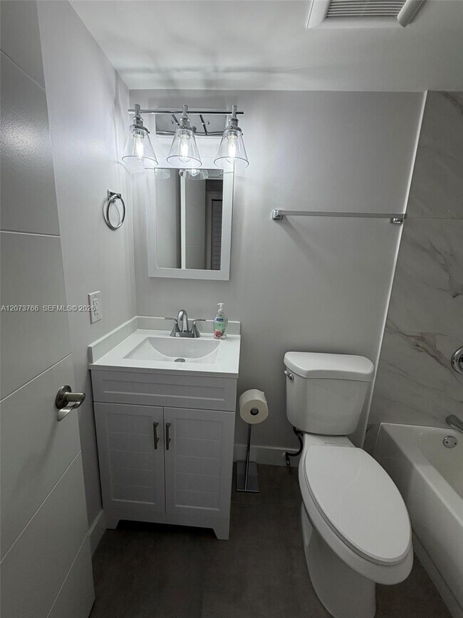 Building Photo - 1360 W 41st St
