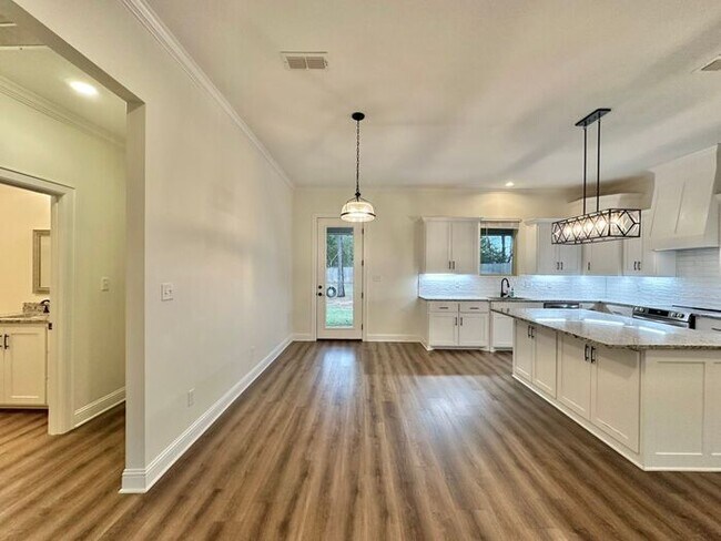 Building Photo - Stunning 3/2/2 on the Outskirts of Lindale!