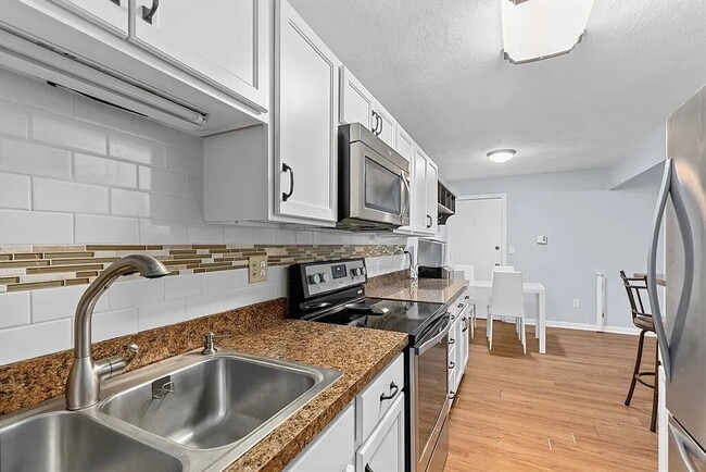 Building Photo - "Charming 1-Bedroom Retreat with Modern Co...