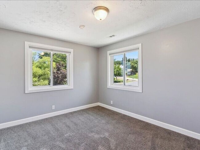 Building Photo - North Salt Lake Amazing 6 bed 3.5 bath family home
