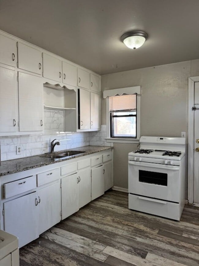 Building Photo - 2104 9th Ave