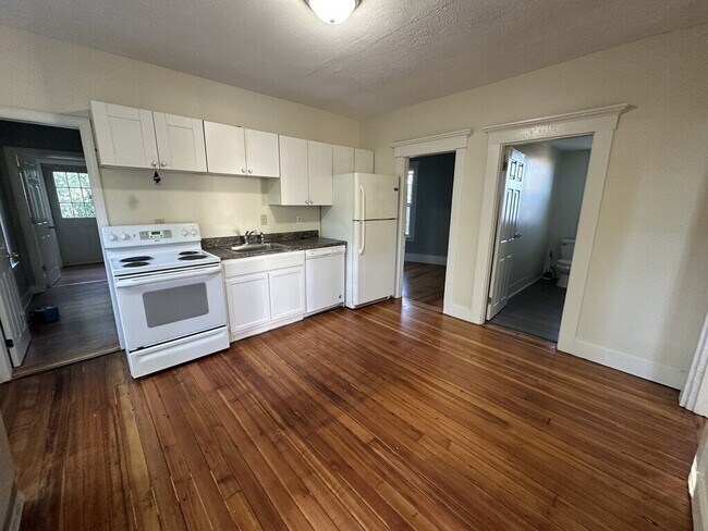Building Photo - Spacious 4BR / 2BA Sanford Apartment with Heat Included!
