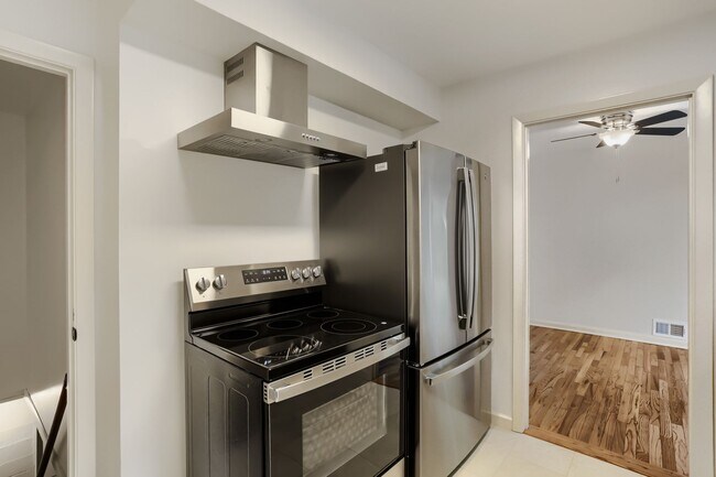 Building Photo - South Tabor — 2BR/1BA Home with Attached Garage