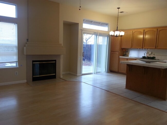 Building Photo - 2556 Du Bois Dr