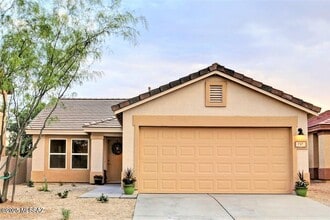 Building Photo - 727 W Buffalo Grass Dr