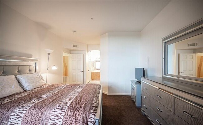 Building Photo - 6480 Annie Oakley Dr