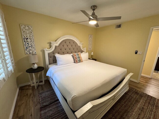 Building Photo - 8238 E Vista Dr