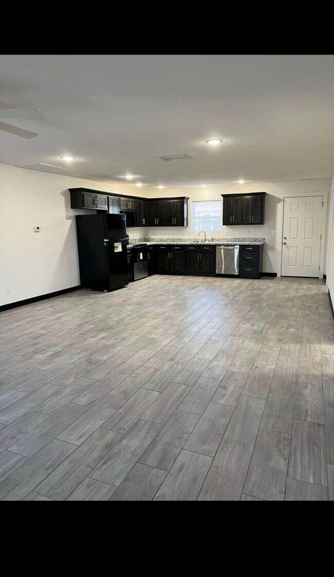 Building Photo - 1106 Chica Ln