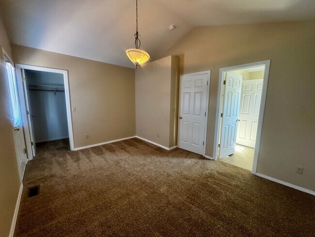 Building Photo - Charming 4 Bedroom close to Patty Jewett Golf Course