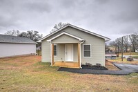 Building Photo - Beautiful 2 Bedroom / 1.5 Bath home Church...