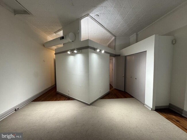 Building Photo - 328 S Broadway