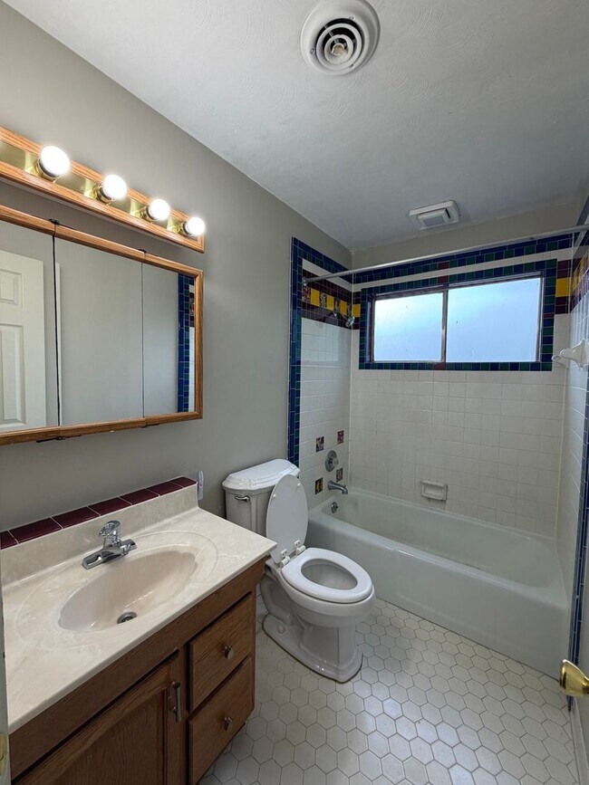 Building Photo - Gorgeous & Spacious Home Now Available