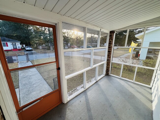 Building Photo - 1312 E 60th St