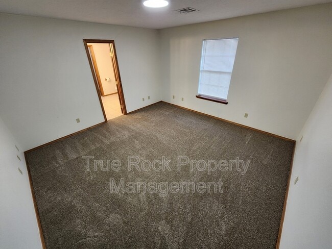 Building Photo - 628 W 22nd St