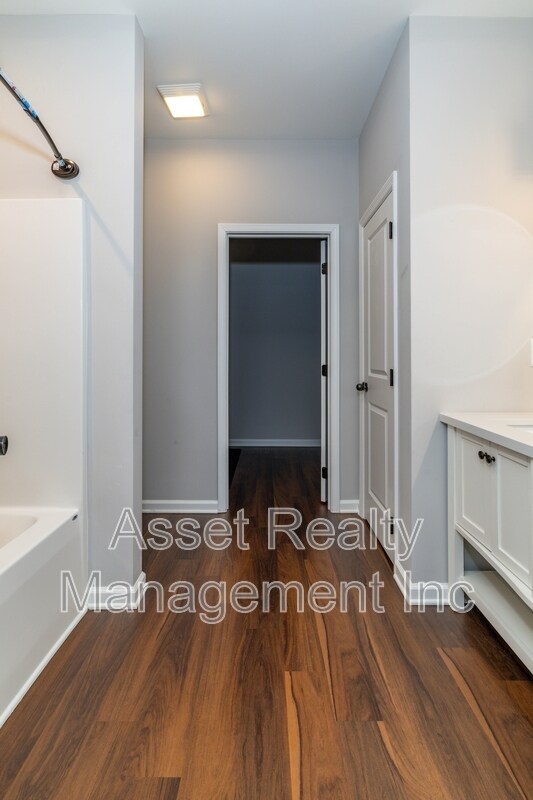 Building Photo - 619 Midlake Dr NE