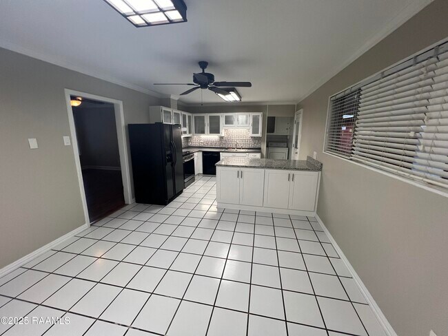 Building Photo - 104 Sorority Dr