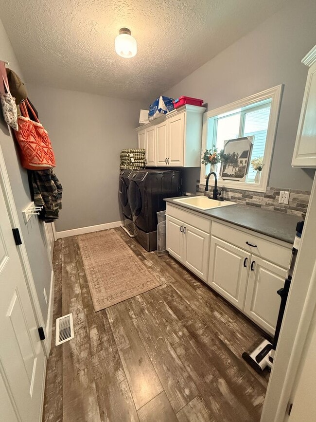 Building Photo - 304 Palomino Dr