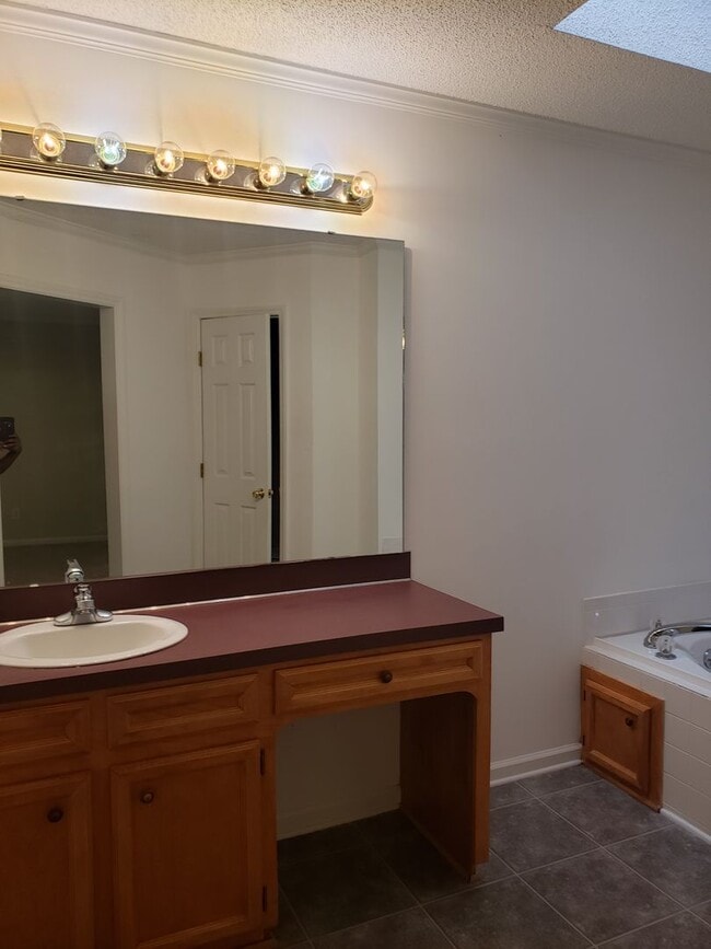 Building Photo - 2-bedroom, 2.5 bathroom townhome