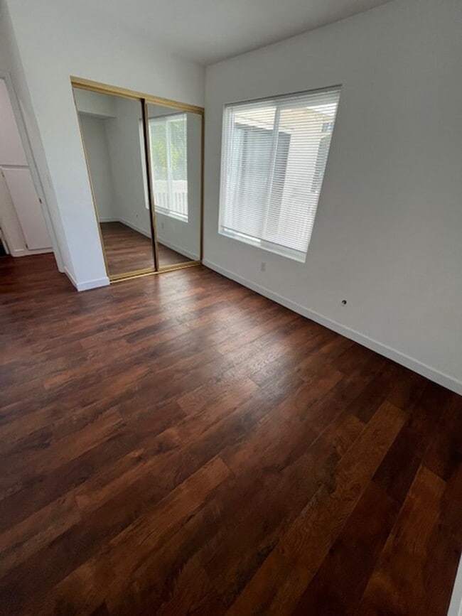 Building Photo - 3 bed 1.5 bath 2 story condo in Park Place...