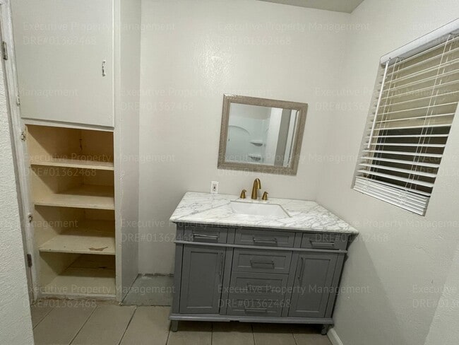 Building Photo - 1 bedroom 1 bathroom  back house with a pr...