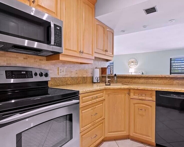 Kitchen with plenty of storage - 166 SE Saint Lucie Blvd
