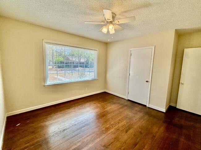 Building Photo - 1005 Kalmia St