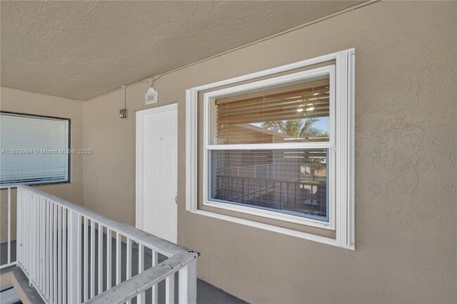 Building Photo - 2560 W 60th St