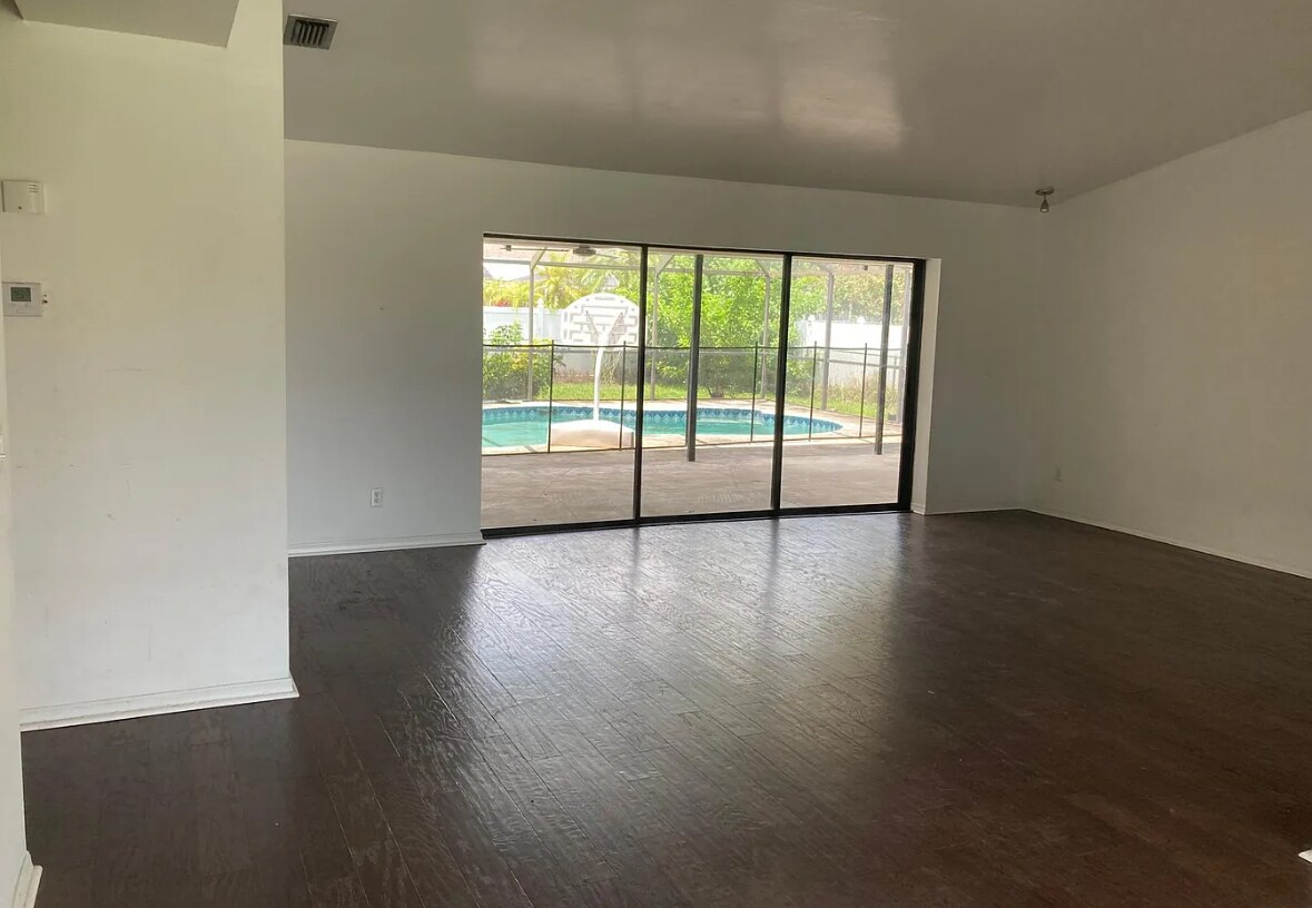 Building Photo - 313 SE 33rd St