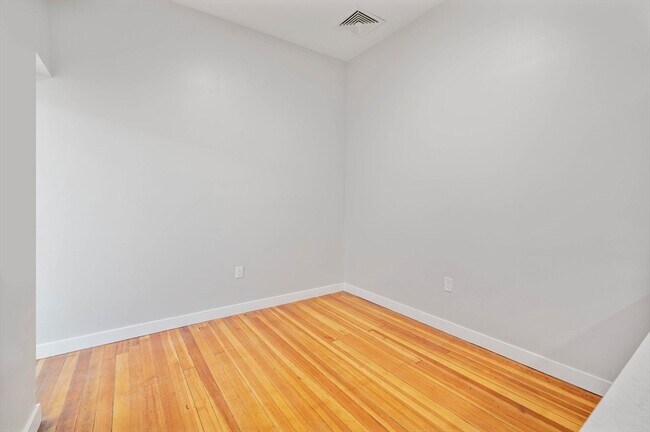 Building Photo - 163 Chestnut St