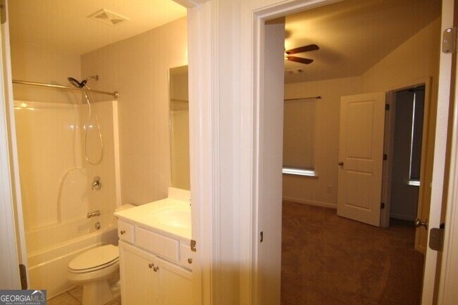 Building Photo - 5850 Vinyard Ln
