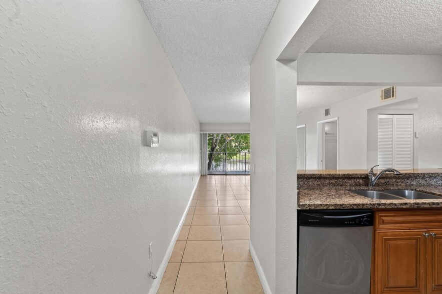 Building Photo - 1543 Lake Crystal Dr