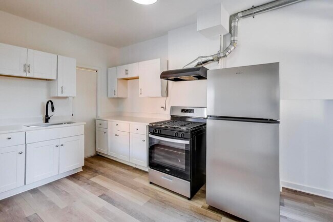 Building Photo - 3047 W Berteau Ave