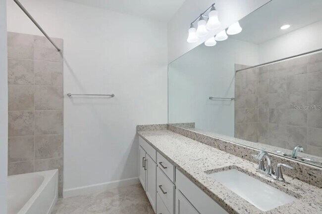 Building Photo - 3 Bedroom 2 Bath Townhome in AMENITY RICH Lorraine Lakes