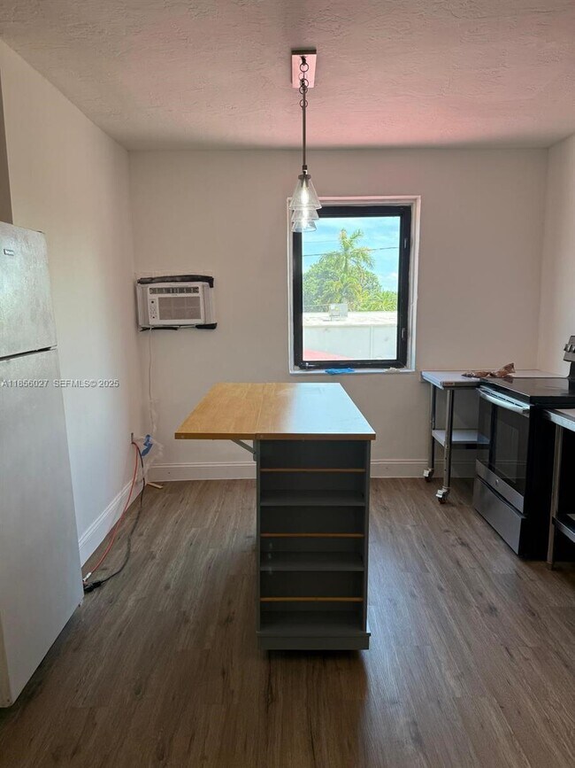 Building Photo - 1432 NE 163rd St