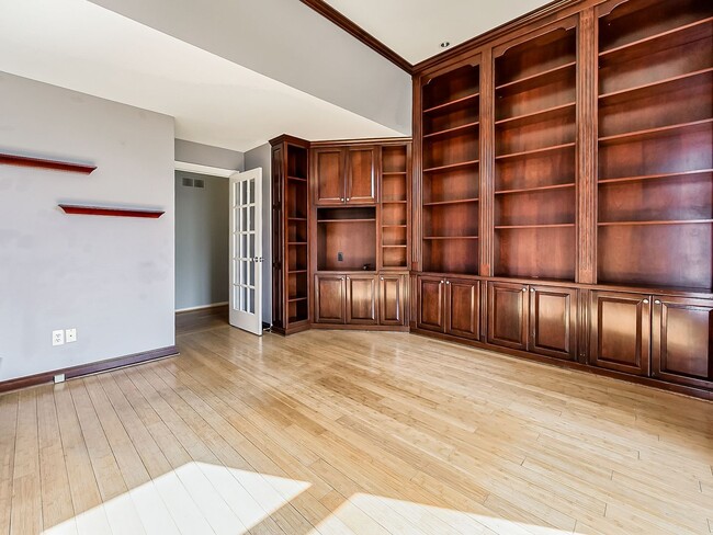 Building Photo - Welcome to this spacious single-family hom...