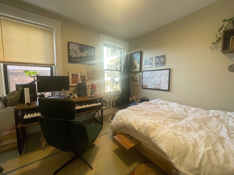 Building Photo - 1914 Beacon St