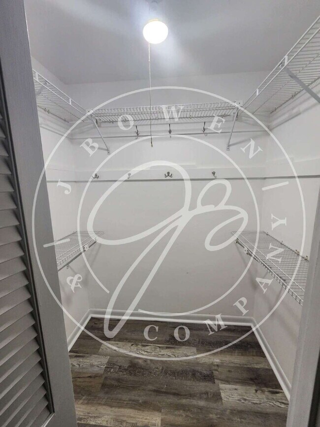 Building Photo - 2 bed 2 bath first floor apartment- Ottawa...