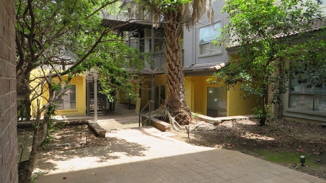 Building Photo - Beautiful 2 bed 1 bath condo 3 blocks from...
