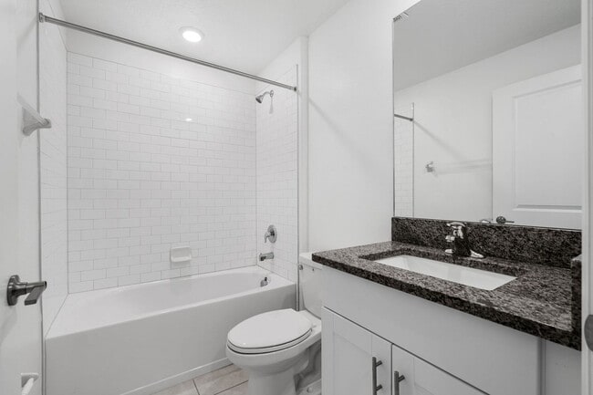 Building Photo - Like New 3/2 in Wimauma